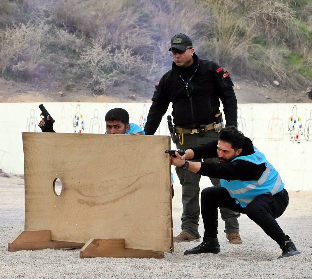 Yerli Lara Croft, karanlıkta hedefi 12'den vuruyor! Polis eğitmeni Nisa Aydın'ın müdahale teknikleri nefesleri kesiyor 30